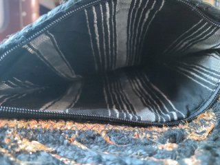 Bolso rafia trenzada negro y dorado