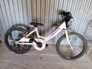 Bicicleta infantil blanca