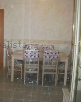 Mesa de comedor de madera beige