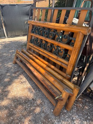 Cama de madera y bambú con detalles para restaurar