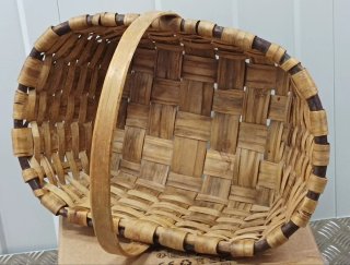 Cesta grande artesanal de mimbre y madera
