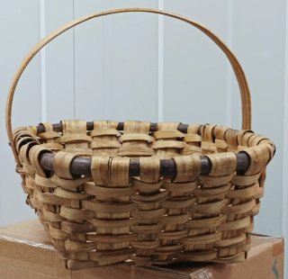 Cesta grande artesanal de mimbre y madera