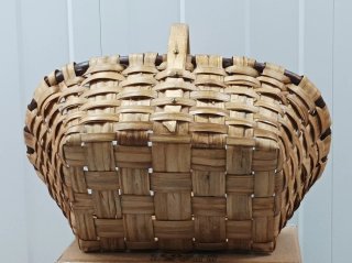 Cesta grande artesanal de mimbre y madera