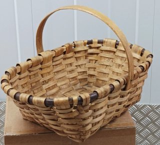 Cesta grande artesanal de mimbre y madera