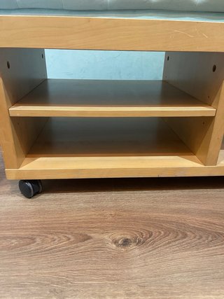 Mueble TV madera con ruedas Negociable.