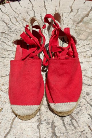 Alpargatas cuña rojas y beige T.39