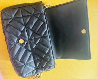 Bolso negro y dorado con cadenas