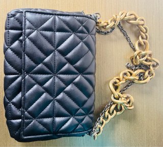 Bolso negro y dorado con cadenas