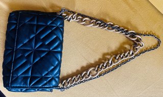 Bolso negro y dorado con cadenas