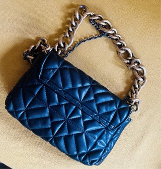 Bolso negro y dorado con cadenas