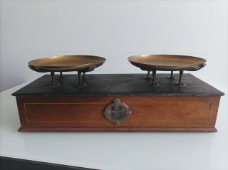 Balanza antigua latón y madera
