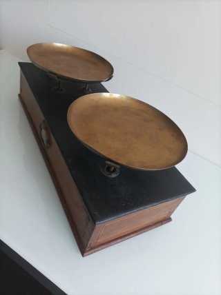 Balanza antigua latón y madera