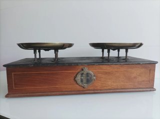 Balanza antigua latón y madera