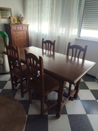 Mesa de comedor y 4 sillas de madera