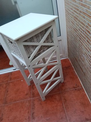 Mesita auxiliar de mimbre y madera