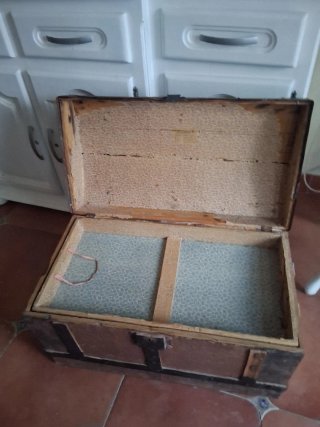 Baúl antiguo de madera y metal