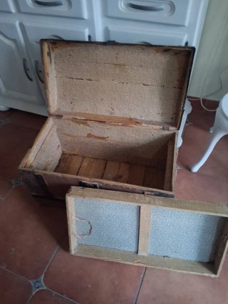 Baúl antiguo de madera y metal