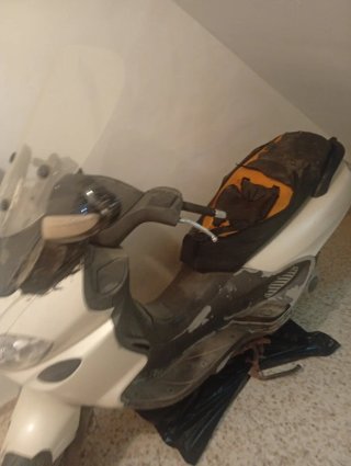 Piaggio 125cc Blanca Scooter EN LAS CABEZAS