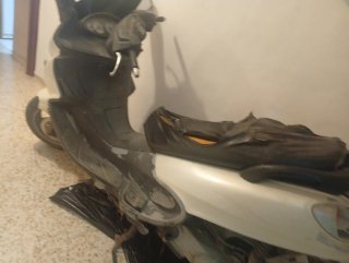 Piaggio 125cc Blanca Scooter EN LAS CABEZAS