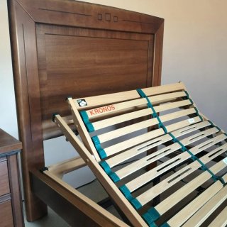 Cama 105cm con somier articulado y mesillas