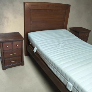 Cama 105cm con somier articulado y mesillas