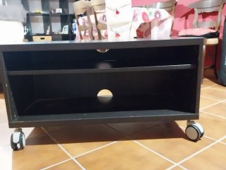 Mueble TV Ikea Negro/Marrón con ruedas