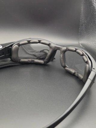 Occhiali da moto neri con molla
