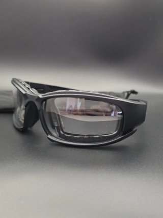 Occhiali da moto neri con molla