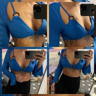 Camiseta-top corto azul manga larga con anillas.