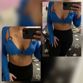 Camiseta-top corto azul manga larga con anillas.
