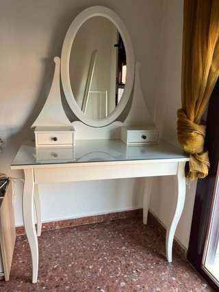 Tocador IKEA con espejo y cajones