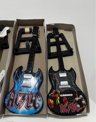 AC/DC. PRECIOSAS GUITARRAS DECORACIÓN DISEÑO