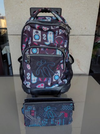 Mochila Totto ruedas. Incluye estuche a juego
