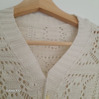 Chaqueta beige de punto calado