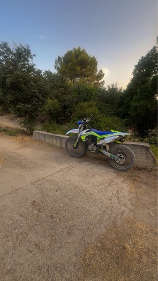 Moto Enduro/Motocross  marca rebel master de 250cc