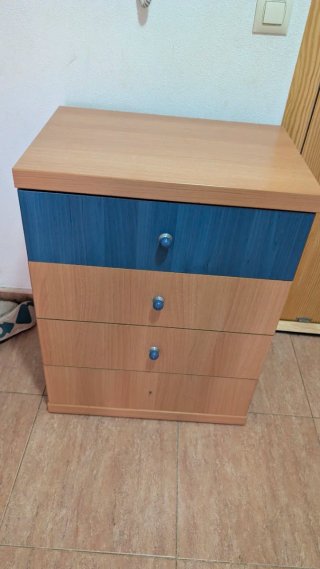 Cajonera de madera y azul le falta el último tirao