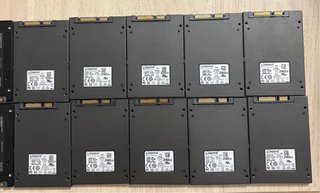Lotto di 17 dischi SSD SATA da 2,5"