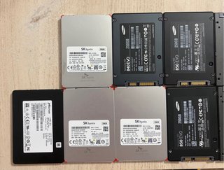 Lotto di 17 dischi SSD SATA da 2,5"