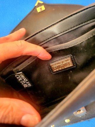 Bolso Versace Negro con Tachuelas Doradas