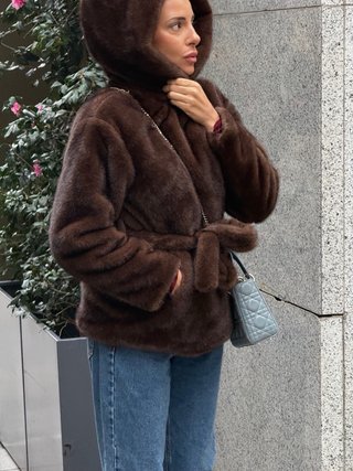 Pelliccia ecologica marrone con cappuccio