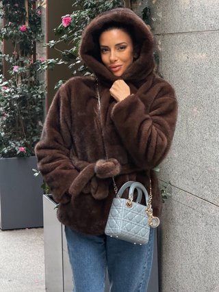 Pelliccia ecologica marrone con cappuccio