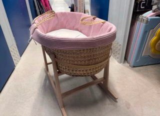 Moisés Cuna Mimbre con Soporte