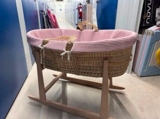 Moisés Cuna Mimbre con Soporte