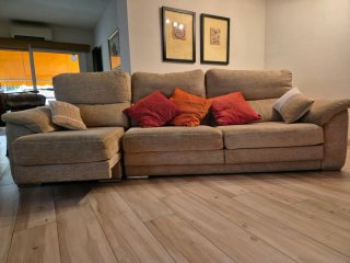 Sofa totalmente extensible,puede usarse de cama.