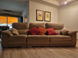 Sofa totalmente extensible,puede usarse de cama.