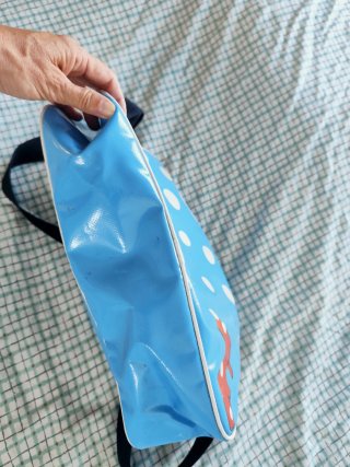 Bolso de playa azul con lunares blancos