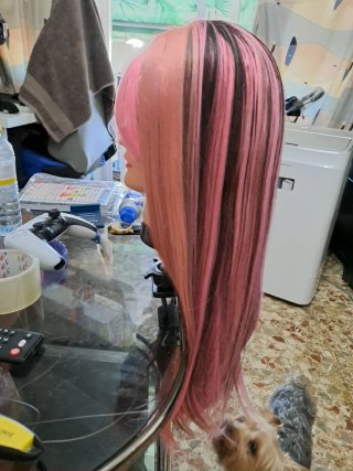 Peluca larga rosa y negra con mechones seminatural