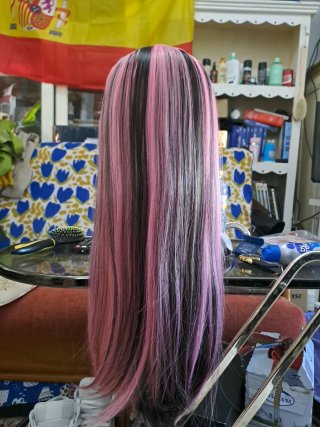 Peluca larga rosa y negra con mechones seminatural