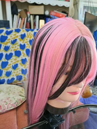 Peluca larga rosa y negra con mechones seminatural