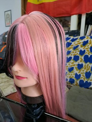 Peluca larga rosa y negra con mechones seminatural